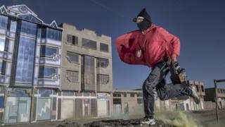 Lustrabotas frente a unos edificios