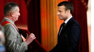 Новый президент Франции получает атрибуты Великого магистра Ордена почетного легиона