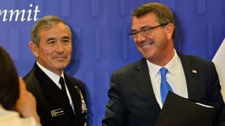 Bộ trưởng quốc phòng Mỹ Ashton Carter (phải) và Tư lệnh Bộ Chỉ huy Thái Bình Dương Hoa Kỳ, Đô đốc Harry Harris, tại Singapore tháng Sáu 2016