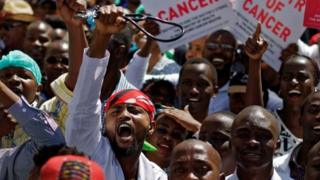 Mu mwaka ushize, abaganga bagiye mu myigaragambyo kubera gusaba umushahara muto