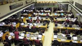 A halin da ake ciki yanzu dai kasuwar ta FTSE100 ta dan daidaita bayan da Dow Jones ta dan farfado da safiyar ranar Talata