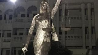 সুপ্রিম কোর্ট ভবনের সামনে থেকে সরিয়ে ভাস্কর্যটি অ্যানেক্স ভবনের সামনে পুনঃস্থাপন করা হয়