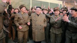Kim Jong-un ve askeri yekililer