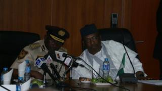 Ministan tsaro na Nijeriya Abdulrahman Dambazau da shugaban hukumar shige da fice ta kasar Mohammed Babandede