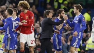 Huấn luyện viên Chelsea Antonio Conte bắt tay các cầu thủ sau trận thắng Manchester United hôm 13/3