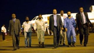 Les trois otages libérés à leur arrivée à l'aéroport de Khartoum