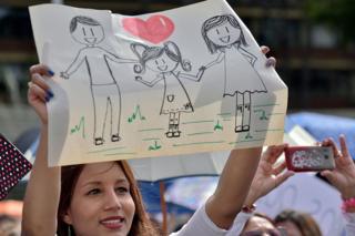 Mujer protesta a favor de la familia tradicional en Colombia