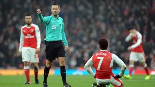 Âgé de 41 ans, M. Clattenburg compte douze saisons en Premier League.