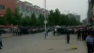 толпа около детского сада