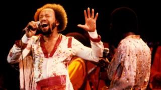カリフォルニア州オークランドで歌う「アース・ウィンド・アンド・ファイアー」のホワイトさん。1979年12月1日。