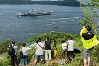 攝影愛好者與軍事迷在香港島摩星嶺一帶山頭拍攝遼寧號進港(7/7/2017)