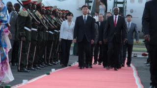 Icegera c'umukuru w'igihugu c'Ubushinwa Li Yuanchao yakiriwe n'icegera c'umukuru w'igihugu c'Uburundi Gaston Sindimwo