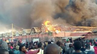 Des spectateurs impuissants devant la force des flammes qui ravagent le City Market de Lusaka