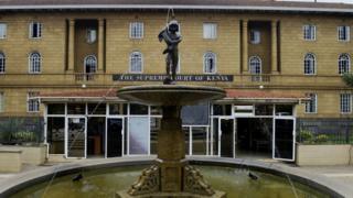 Waziri wa ulinzi nchini Kenya, mkuu wa polisi pamoja na afisa mkuu kutoka idara ya uhamiaji wameagizwa kufika mahakamani hii leo.