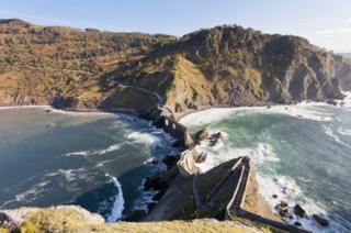 İspanya'nın kayalık adası San Juan de Gaztelugatxe'nin ünlü tapınağına giden merdivenler, dünyanın en ilgi çeken köprüleri arasında.