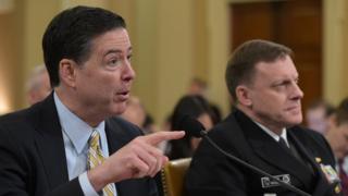 Bwana James Comey (kushoto) na Mike Rogers mbele ya kamati ya bunge