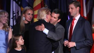 Президент Трамп обнимает своего сына