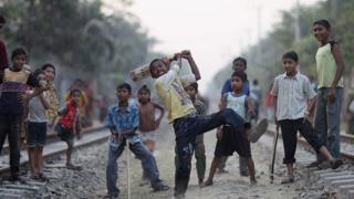 চট্টগ্রামে রেল লাইন বরাবর ক্রিকেট উৎসব