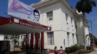 En la fachada del Hospital Universitario General Calixto García se despliega una frase de Ernesto "Che" Guevara: "Vale, pero millones de veces más la vida de un solo ser humano que todas las propiedades del hombre más rico de la tierra".