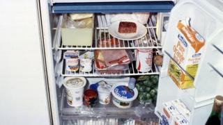 Geladeira aberta e cheia de alimentos