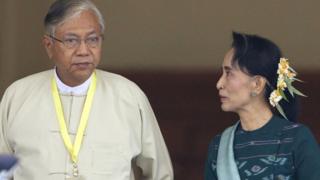 Htin Kyaw, left, walks with NLD leader Aung San Suu Kyi at Myanmar's parliament in Naypyitaw. 15 March 2016.