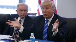 Bwana Sessions (i bubamfu) ari mu bashigikiye Trump yitoza