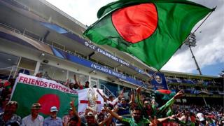 ইংল্যান্ডের বিপক্ষে বাংলাদেশের খেলার দিন গ্যালারিতে বাংলাদেশের সমর্থকেরা