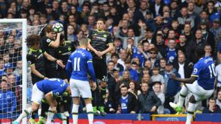 Everton đọ sức với Chelsea hôm 30/4