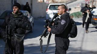 Des policiers israéliens près du domicile du kamikaze Fadi al-Qunbar tué le 9 janvier 2017, dans le quartier de Jabal Mukaber, à Jérusalem-Est