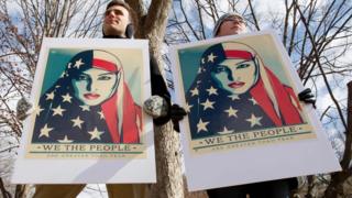 トランプ氏の新しい入国禁止命令に反対しホワイトハウス前で抗議する人たち(11日)
