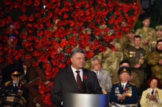 Петро Порошенко на акції "Перша хвилина миру" у Національному музеї історії України у Другій світовій війні