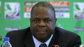 Amos Adamu avait été suspend pour 3 ans pour avoir accepté des pots de vin durant le processus de candidature à l'organisation des Coupes du Monde 2018 et 2022.