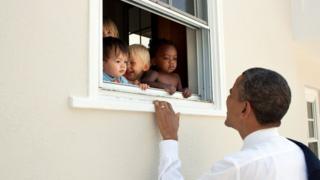 Picha ya Obama na watoto wa rangi tofauti