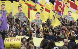 Mudaharaadayaasha oo sita calamo uu ku sawiranyahay hogaamiyaha xidhan PKK Abdullah Ocalan