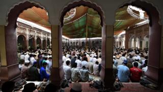 پاکستان کې د وسله والو طالبانو لپاره چنده راټولېږي