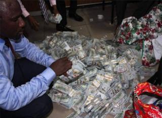 Amahera yatowe yari avanze amadolari, ama pound sterling hamwe n'ama Naira