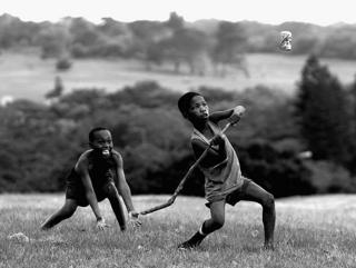 Niños jugando críquet