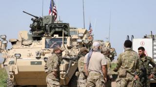 トルコ国境近くで米軍兵士らと話すYPG戦闘員ら(先月29日)