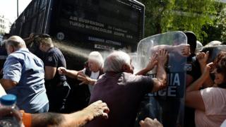 Yunanistan'da emeklilerin eyleminde gaz sıkıldı.