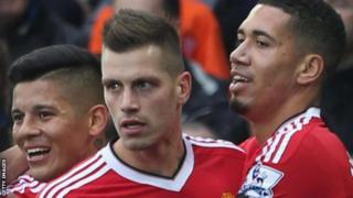 Alinunuliwa na Manchester United kwa kitita cha pauni milioni 25 kutoka Southampton mwezi Julai 2015 chini ya ukufunzi wa Louis van Gaal.