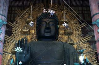 Japonya'daki Todaji Tapınağı'ndaki keşişler, Büyük Buddha Heykeli'nin yaz temizliğini yapıyor. Bu devasa heykelin temizliğinde 150'den fazla keşiş ve Budist görev aldı.