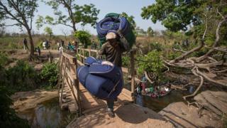 Des réfugiés du Soudan du Sud franchissant la frontière pour se réfugier en Ouganda, en février dernier (illustration)