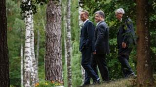Президент Петро Порошенко та керівники ЄС на прогулянці у лісі