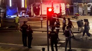 A polícia em Las Ramblas na noite desta quinta