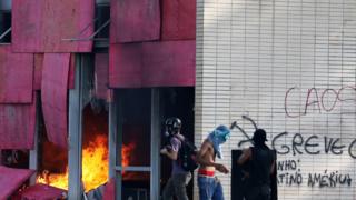 Fuego en el interior del ministerio de Agricultura.