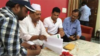 একটি দোকানে মানুষ বসে আছে