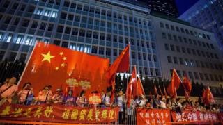 习近平访问香港期间,亲中人士打出欢迎横幅。