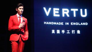 Vertu, 2014'te çıkardığı dokunmatik ekranlı telefon modelini "İngiltere'de el yapımı" sloganıyla pazarlıyordu.