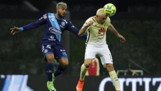 America's Pablo Aguilar (right) in action against Puebla's Pedro Canelo (left) in Mexico City (11/02/2017)