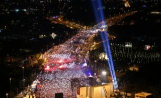 Dövlət çevrilişi cəhdinin ildönümü ilə bağlı on minlərlə insan İstanbul körpüsünə toplaşıb.